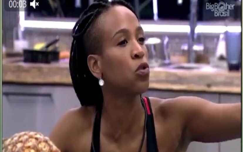 Karol Conká expulsou Lucas da mesa no BBB21 (Foto: Divulgação) Karol Conká expulsou Lucas da mesa no BBB21 (Foto: Divulgação)