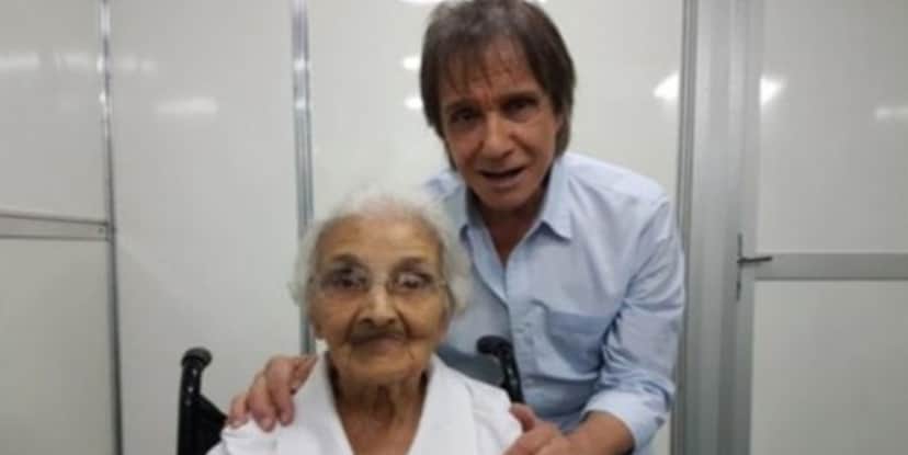 Roberto Carlos ao lado da irmã Fausta Ramos (Foto: Reprodução)