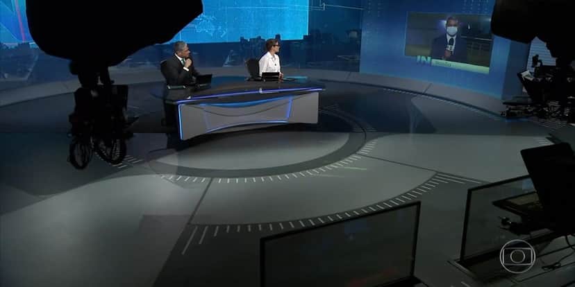 William Bonner vive pesadelo no "Jornal Nacional" (Foto: Reprodução/TV Globo) William Bonner vive pesadelo no "Jornal Nacional" (Foto: Reprodução/TV Globo)