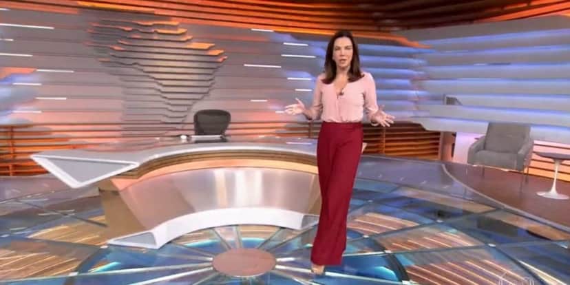 Ana Paula Araújo andando às câmeras para abrir o Bom Dia Brasil (Reprodução: Globo) Ana Paula Araújo andando às câmeras para abrir o Bom Dia Brasil (Reprodução: Globo)