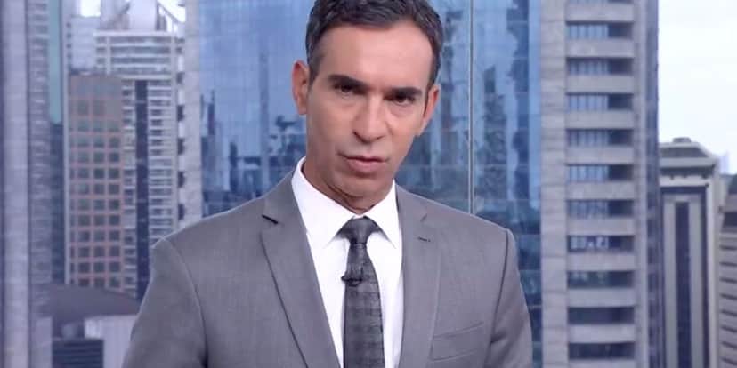 Fisionomia de César Tralli, ao vivo na Globo, gera terror e rosto do âncora não segura: "Caído" Fisionomia de César Tralli, ao vivo na Globo, gera terror e rosto do âncora não segura: "Caído"