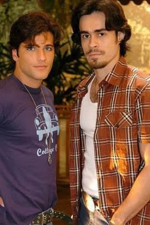 Bruno Gagliasso (Júnior) e Erom Cordeiro (Zeca) poderiam ter protagonizado o primeiro beijo gay da TV brasileira na novela "América", mas foram alvos de censura (Foto: Divulgação/TV Globo) Bruno Gagliasso (Júnior) e Erom Cordeiro (Zeca) poderiam ter protagonizado o primeiro beijo gay da TV brasileira na novela "América", mas foram alvos de censura (Foto: Divulgação/TV Globo)
