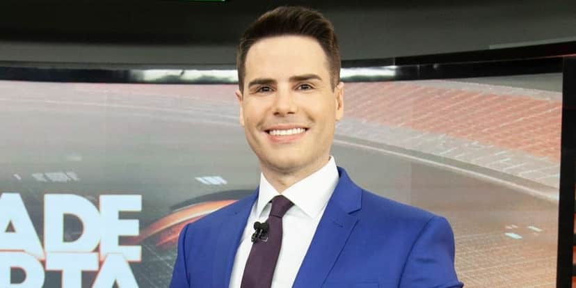 Luiz Bacci não se aguenta e assume relacionamento, confirma traição e explode: "Me botou chifre com rapaz" Luiz Bacci não se aguenta e assume relacionamento, confirma traição e explode: "Me botou chifre com rapaz"