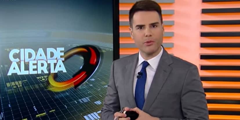 Luiz Bacci assume relação com chefão da Record, declara paixão e faz Cidade Alerta brilhar: Audiências 11/05 Luiz Bacci assume relação com chefão da Record, declara paixão e faz Cidade Alerta brilhar: Audiências 11/05