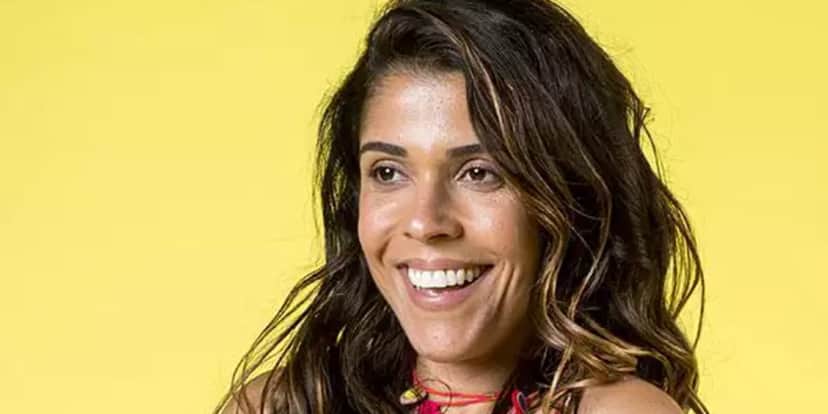 Maria Carol Rebello, a Cema, em imagem promocional de "Verão 90" (Foto: Reprodução/TV Globo) Maria Carol Rebello, a Cema, em imagem promocional de "Verão 90" (Foto: Reprodução/TV Globo)