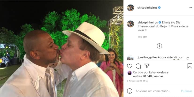 Âncora do Bom Dia Brasil beijando amigo (Foto: Reprodução) Âncora do Bom Dia Brasil beijando amigo (Foto: Reprodução)
