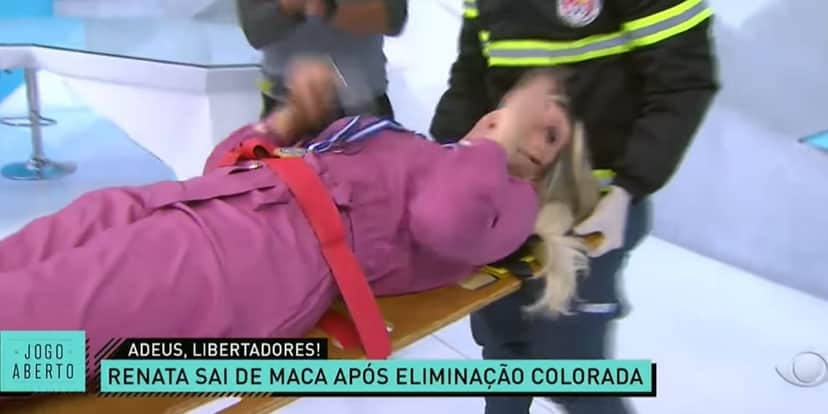 Após confirmar saída no Jogo Aberto, Renata Fan perde o chão, bombeiros são acionados e loira deixa Band de maca Após confirmar saída no Jogo Aberto, Renata Fan perde o chão, bombeiros são acionados e loira deixa Band de maca