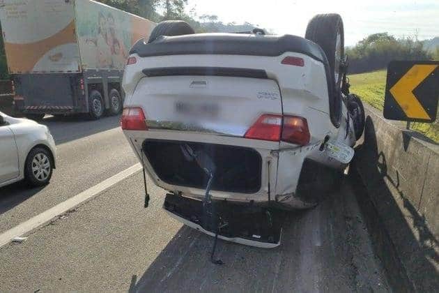 Giovani, dupla de Gian, sofre acidente, tem carro capotado e sinal sobrenatural é confirmado: "Não queria sair" Giovani, dupla de Gian, sofre acidente, tem carro capotado e sinal sobrenatural é confirmado: "Não queria sair"