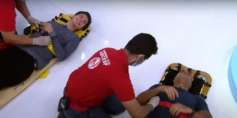 Denílson passa mal no Jogo Aberto, bombeiros são convocados e comentarista deixa Band de maca aos gritos Denílson passa mal no Jogo Aberto, bombeiros são convocados e comentarista deixa Band de maca aos gritos