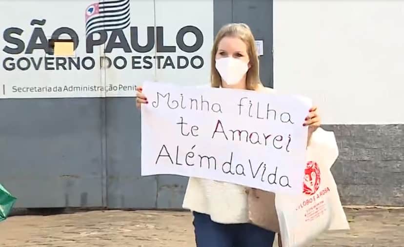 Elize Matsunaga fez protesto fora de penitenciária (Foto: Reprodução/TV Vanguarda)