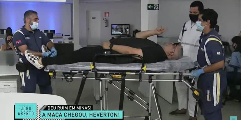Comentarista do Jogo Aberto convoca bombeiros, deixa Band de maca e Renata Fan confirma: "Momento tão horrível" Comentarista do Jogo Aberto convoca bombeiros, deixa Band de maca e Renata Fan confirma: "Momento tão horrível"