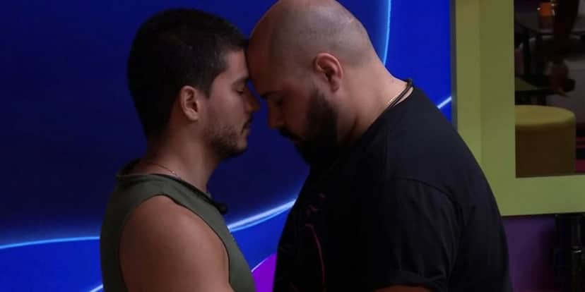BBB22: Arthur Aguiar e Tiago Abravanel "trocam energia" e viram piada na web BBB22: Arthur Aguiar e Tiago Abravanel "trocam energia" e viram piada na web