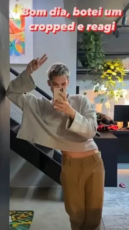 João Guilherme em foto com cropped masculino (Imagem: Reprodução) 