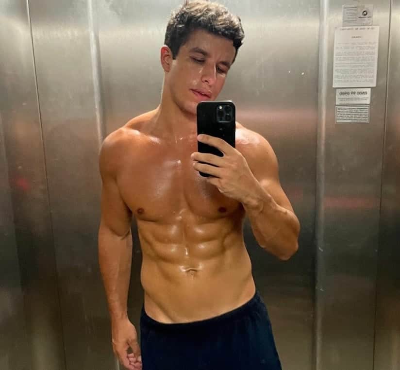 Ricky Tavares costuma exibir seu físico e rotina de treinos no Instagram Ricky Tavares costuma exibir seu físico e rotina de treinos no Instagram