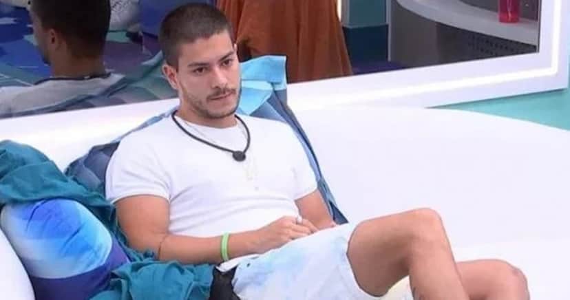 Arthur Aguiar aguarda atendimento médico após machucar o pé Arthur Aguiar aguarda atendimento médico após machucar o pé