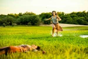 Juma correrá ao ver a mãe ensanguentada em 'Pantanal' (Foto: Reprodução / Globo) Juma correrá ao ver a mãe ensanguentada em 'Pantanal' (Foto: Reprodução / Globo)