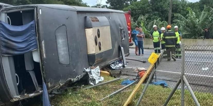 Haviam cerca de 19 pessoas no ônibus (Foto: Reprodução) Haviam cerca de 19 pessoas no ônibus (Foto: Reprodução)