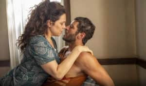 Maria Bruaca (Isabel Teixeira) vai trair o marido ao transar com Levi (Leandro Lima) em Pantanal (Foto: Reprodução / Globo) Maria Bruaca (Isabel Teixeira) vai trair o marido ao transar com Levi (Leandro Lima) em Pantanal (Foto: Reprodução / Globo)