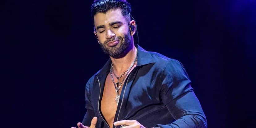 Gusttavo Lima quase fica sem gasolina em automóvel de luxo Gusttavo Lima quase fica sem gasolina em automóvel de luxo