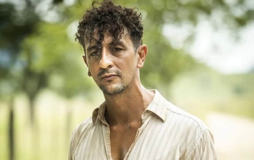 José Lucas de Nada, filho perdido de José Leôncio, chega a Pantanal sem saber quem é o seu pai (Foto: Reprodução / Globo) José Lucas de Nada, filho perdido de José Leôncio, chega a Pantanal sem saber quem é o seu pai (Foto: Reprodução / Globo)