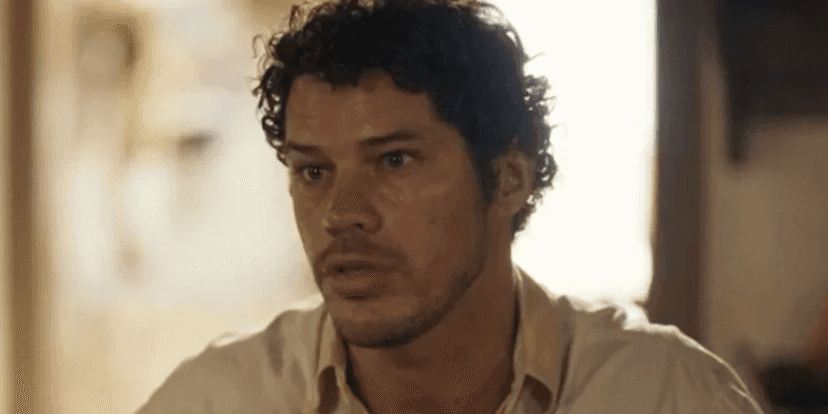 Em Pantanal, Tadeu (José Loreto) teve que ser contido por Tibério (Guito) após causar briga (Foto: Reprodução / Globo) Em Pantanal, Tadeu (José Loreto) teve que ser contido por Tibério (Guito) após causar briga (Foto: Reprodução / Globo)