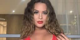 Geisy Arruda vira de costas, puxa fio-dental no limite e acaba deixando escapar tatuagem íntima em foto
