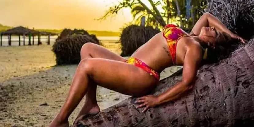 Solange Couto posando na praia (Foto: Divulgação) Solange Couto posando na praia (Foto: Divulgação)