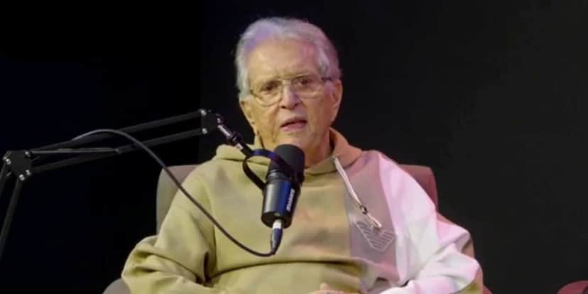 Carlos Alberto explicou ausência da esposa no podcast O Pod é Nosso - Foto: Reprodução