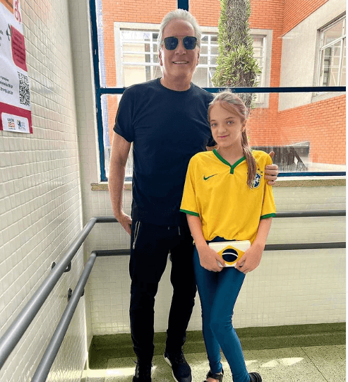 Rafa Justus surge em clique raro ao lado do pai, Roberto Justus, e beleza da adolescente surpreende o Brasil - Foto Reprodução Rafa Justus surge em clique raro ao lado do pai, Roberto Justus, e beleza da adolescente surpreende o Brasil - Foto Reprodução