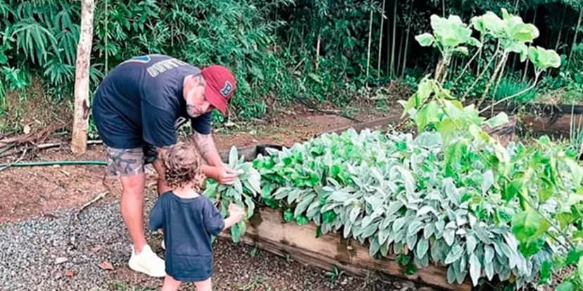 Bruno Gagliasso e o pequeno Zyan na horta do rancho (Foto Reprodução/Internet)