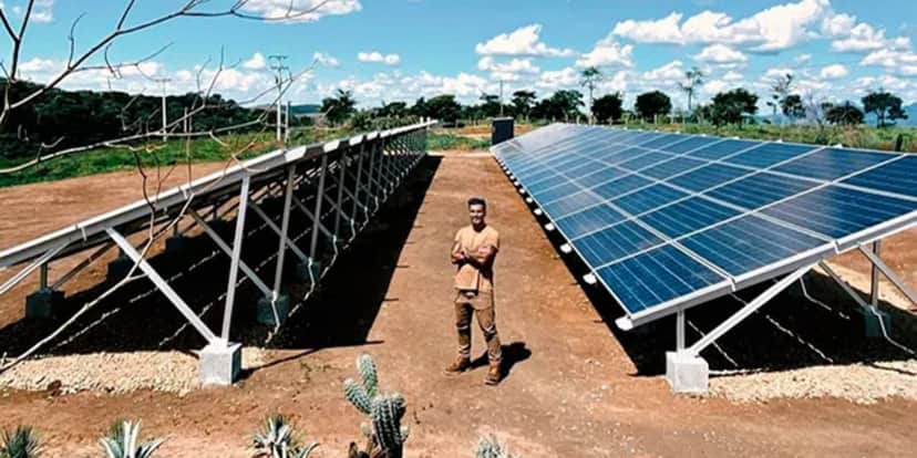 Bruno Gagliasso em meio as placas solares utilizadas na construção (Foto Reprodução/Internet)