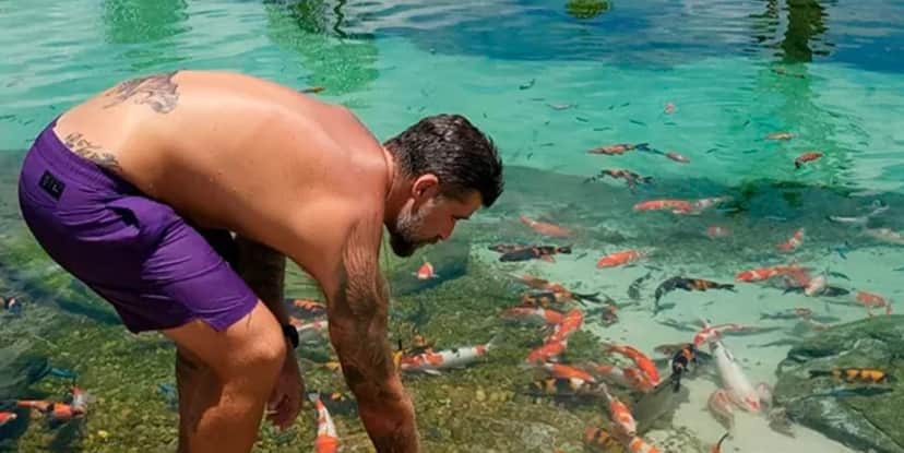 Bruno Gagliasso em meio aos peixes do local (Foto Reprodução/Internet)
