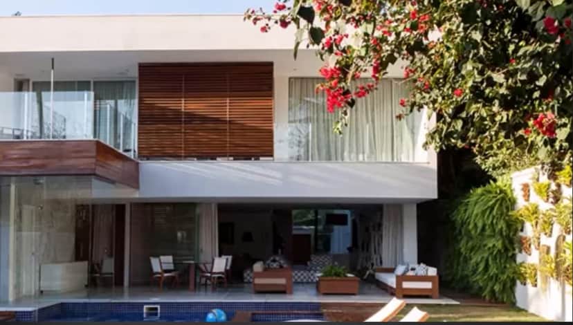 Fachada da casa de Gio Ewbank e Bruno Gagliasso com visão para piscina e as paredes de vidro (Foto Reprodução/Youtube) Fachada da casa de Gio Ewbank e Bruno Gagliasso com visão para piscina e as paredes de vidro (Foto Reprodução/Youtube)