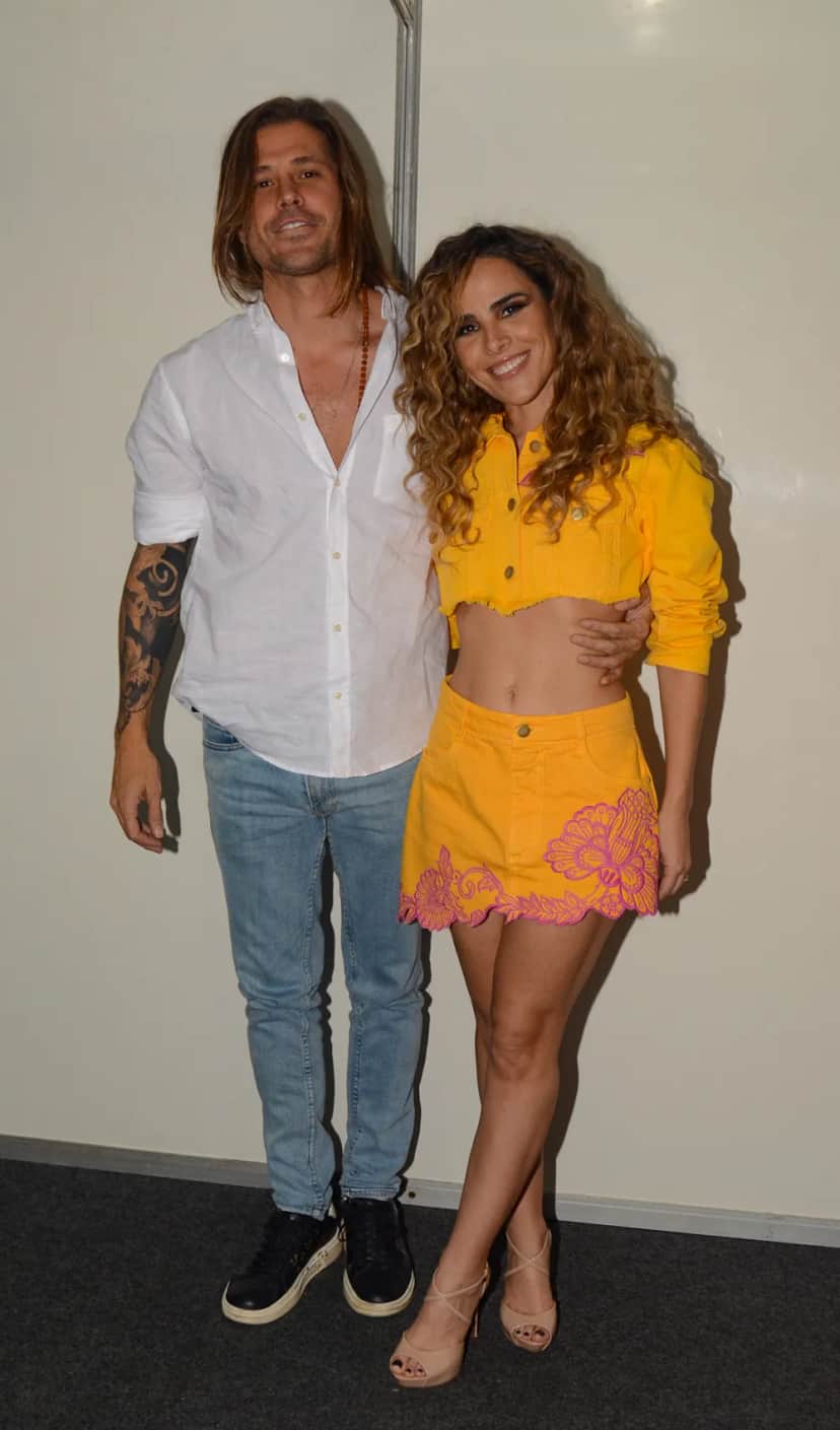 Famosa e Dado Dolabella posam juntos nos bastidores de festival em São Paulo (oto: Araujo/AgNews) Famosa e Dado Dolabella posam juntos nos bastidores de festival em São Paulo (oto: Araujo/AgNews)