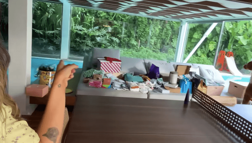 Gio Ewbank mostrando os detalhes da visão em uma parede de vidro (Foto Reprodução/Youtube) Gio Ewbank mostrando os detalhes da visão em uma parede de vidro (Foto Reprodução/Youtube)