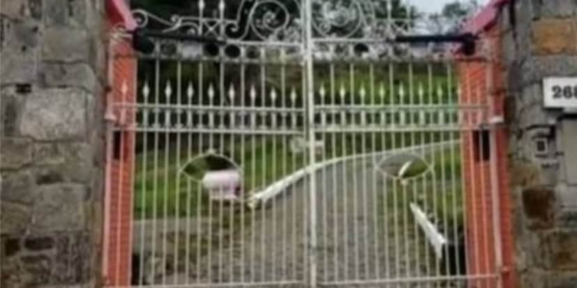 Portão de entrada da casa da mãe de Sasha (Reprodução: Youtube) Portão de entrada da casa da mãe de Sasha (Reprodução: Youtube)