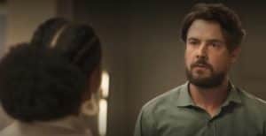 José (Sergio Guizé) fica chocado ao saber que Laura (Eli Ferreira) foi promovida em 'Mar do Sertão' (Foto: Reprodução / Globo) José (Sergio Guizé) fica chocado ao saber que Laura (Eli Ferreira) foi promovida em 'Mar do Sertão' (Foto: Reprodução / Globo)