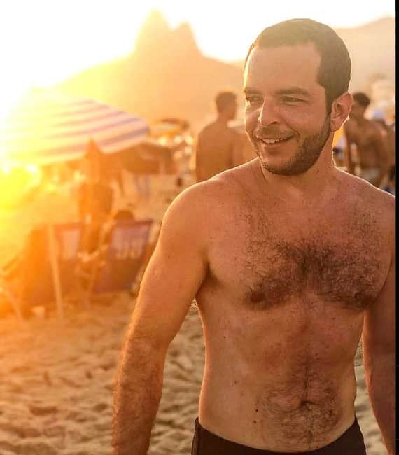 Erick Bang, âncora da Globo, quebra regra da emissora e é clicado exibindo corpão só de sunga em foto - Foto Reprodução Erick Bang, âncora da Globo, quebra regra da emissora e é clicado exibindo corpão só de sunga em foto - Foto Reprodução