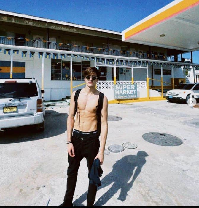 Único filho homem de Glória Pires, adora exibir seu corpo sarado em suas redes sociais, e sem dúvidas é um dos mais gatos do Brasil - Foto Reprodução Único filho homem de Glória Pires, adora exibir seu corpo sarado em suas redes sociais, e sem dúvidas é um dos mais gatos do Brasil - Foto Reprodução