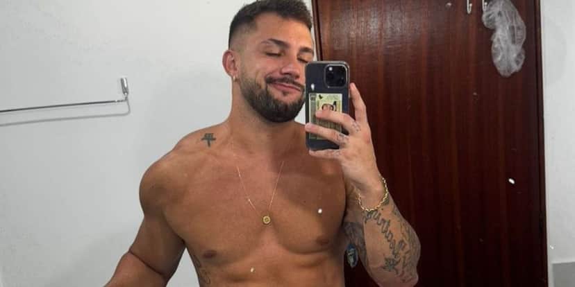 Arthur Picoli aparece sem nada em frente ao espelho (Foto: reprodução/ Twitter) Arthur Picoli aparece sem nada em frente ao espelho (Foto: reprodução/ Twitter)
