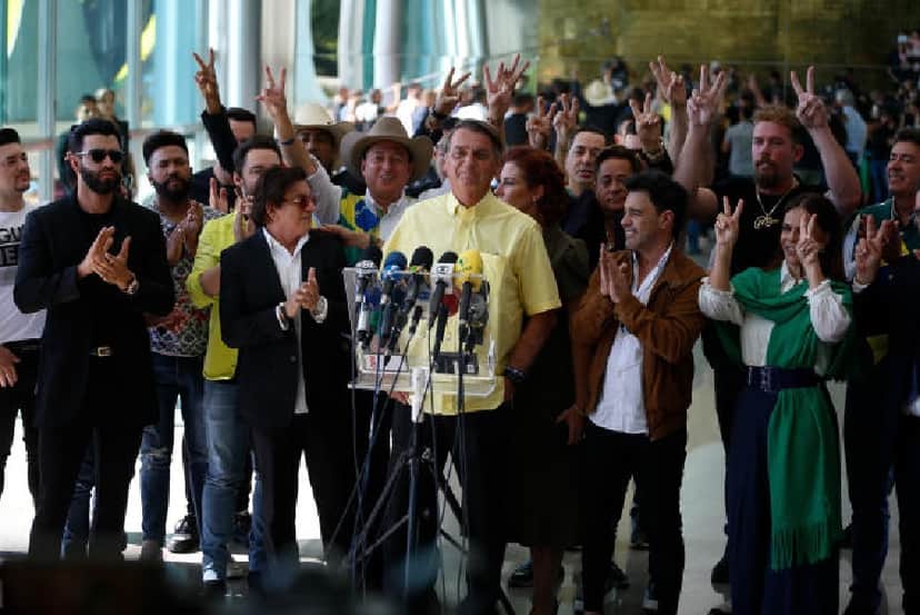 Sertanejos ao lado de Jair Bolsonaro em setembro do ano passado (Foto: Divulgação) Sertanejos ao lado de Jair Bolsonaro em setembro do ano passado (Foto: Divulgação)