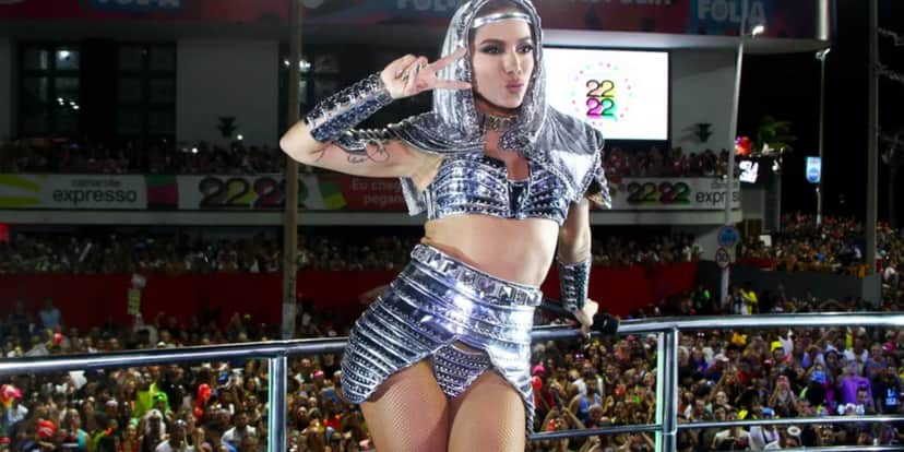 Anitta comandou um dos trios elétricos na Bahia - Foto: Reprodução/Internet Anitta comandou um dos trios elétricos na Bahia - Foto: Reprodução/Internet