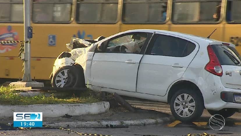 Imagens do carro após o acidente (Foto: Divulgação/ Internet) Imagens do carro após o acidente (Foto: Divulgação/ Internet)