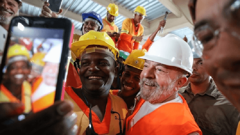 Lula ao lado de alguns trabalhadores (Foto: Reprodução/ Internet) Lula ao lado de alguns trabalhadores (Foto: Reprodução/ Internet)