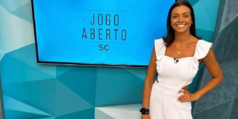 A apresentadora no comando do Jogo Aberto de Santa Catarina (Reprodução: Band)