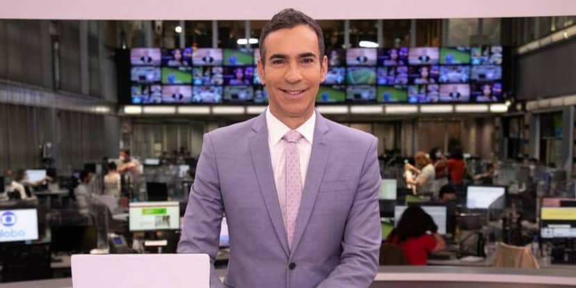 César Tralli na bancada do "Jornal Hoje" (Foto: Divulgação/TV Globo) César Tralli na bancada do "Jornal Hoje" (Foto: Divulgação/TV Globo)