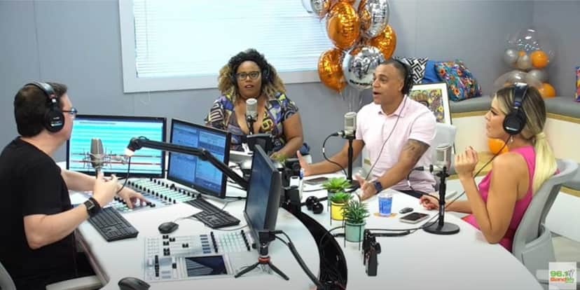 Renata Fan e Denílson foram convidados na Band FM, na semana de estreia do estúdio digital (Reprodução: Youtube) Renata Fan e Denílson foram convidados na Band FM, na semana de estreia do estúdio digital (Reprodução: Youtube)