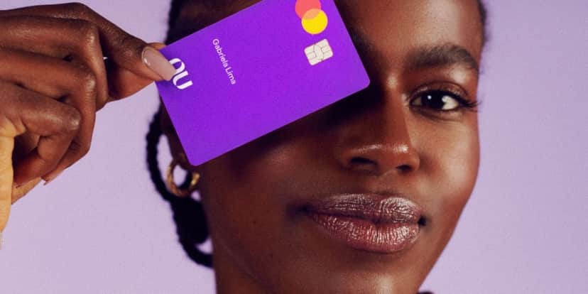 Cliente segurando cartão de crédito (Foto: Reprodução / Nubank) Cliente segurando cartão de crédito (Foto: Reprodução / Nubank)