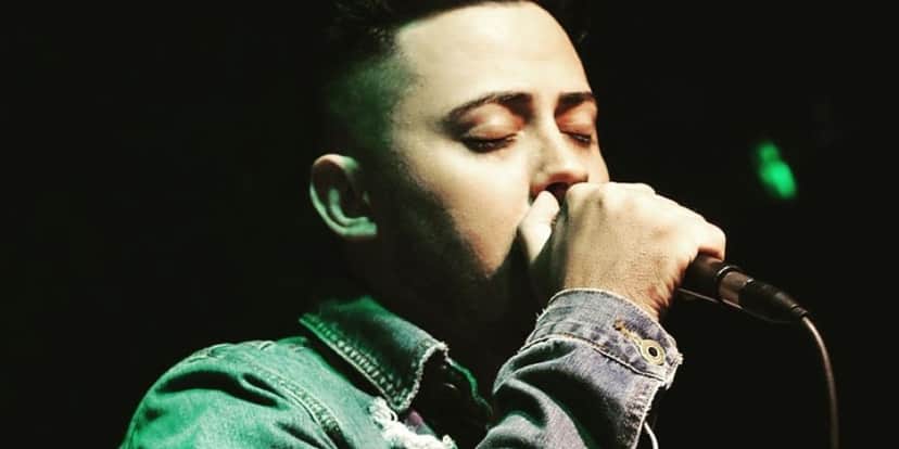 Paulinho Moraes em show (Foto: Reprodução / Instagram) 