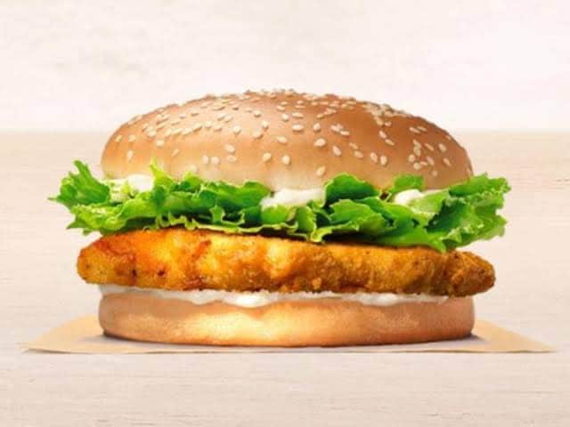Chicken Jr, lanche que estava impróprio para consumo (Reprodução: Internet) Chicken Jr, lanche que estava impróprio para consumo (Reprodução: Internet)